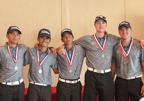 Boys golf advances to region
