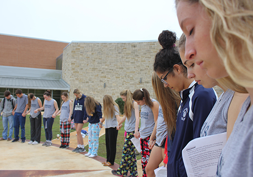 All of the attendees circle together and pray together at see you at the poles September 27.