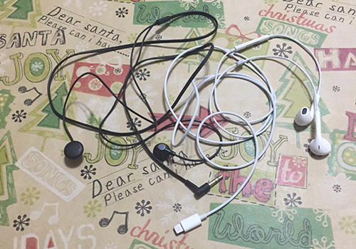 Headphones
Whether your friend lost them or broke them people are always in need of a new pair of headphones. When buying someone headphones it is important to make sure that they are compatible with the friends device. Iphones 7 and higher require headphones that can connect through the charger, while Iphones 6S+ and lower have the standard 3.5 mm audio jack. Samsung Galaxies all still use the 3.5 mm audio jack as well.