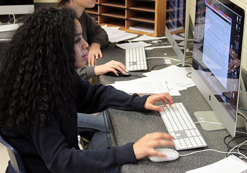 Junior Rebecca Covington shares her voice about the new writing center for the school. Together in journalism we share our #NewVoices. #SJW2018
