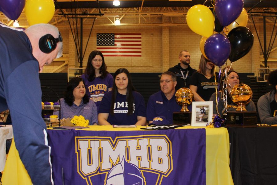 Kate Myles singed to play volleyball ay Mary Hardin Hardin