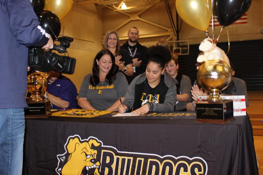 Tanyse Moehrig signing to play volleyball and basketball at TLU