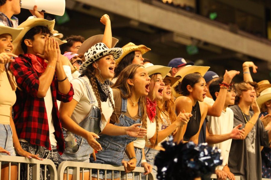 Seniors show their support for the football team against Reagan at the KSAT Pigskin Classic.