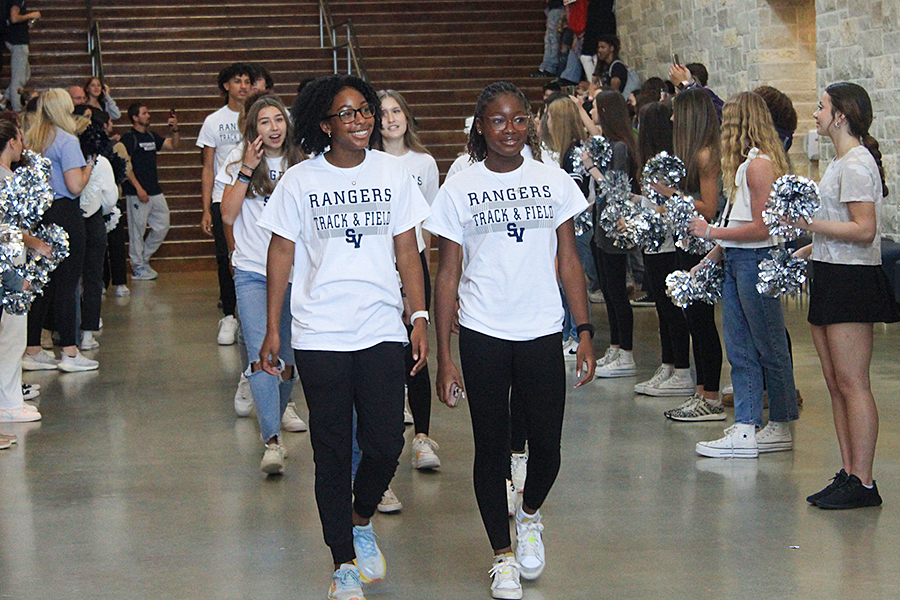 Sophomore Alyssa Jones and Senior Favour Uduji are running in the 4 x 200m this weeken. Additionally Jones is competing in the 200m dash and long jump. 