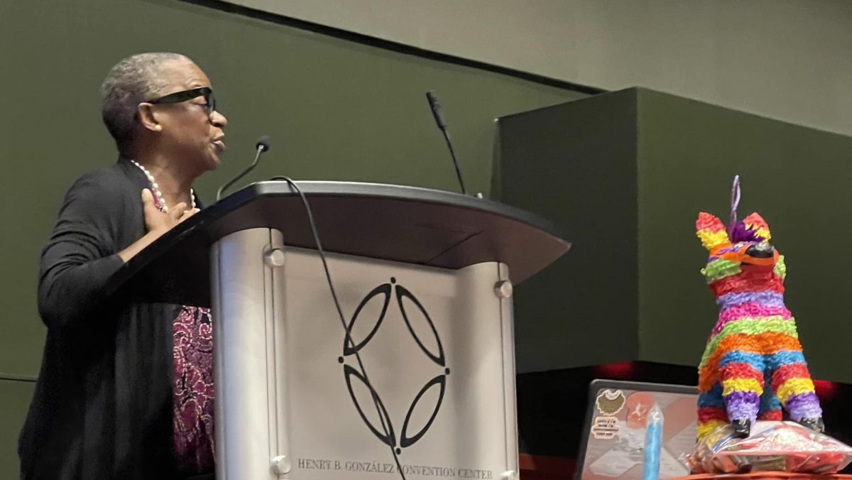 University of Texas journalism professor Kathleen McElroy addresses student journalists and their advisers during the closing ceremony of Texas Association of Journalism Educators Fall Fiesta in San Antonio Monda. (Photo by Mauri Sparks)
